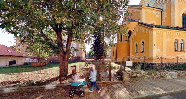 meditační zahrada u žlutého kostela.jpg